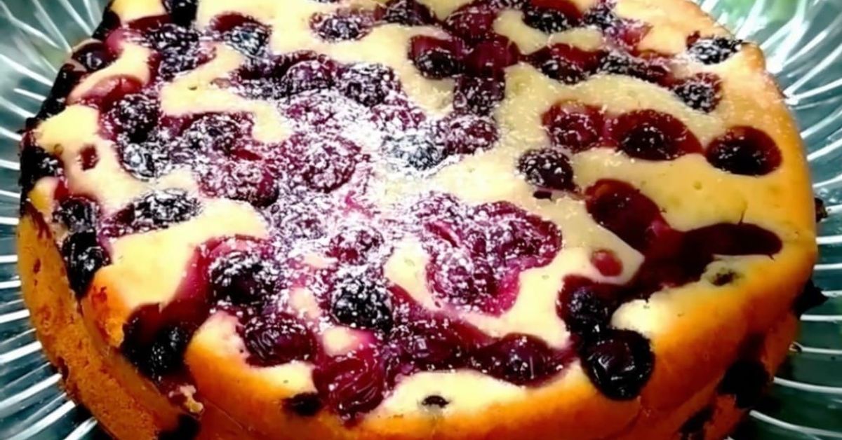 Кефирен пай с череши: Смесих всичко заедно и го изпекох – на следващия ден поискаха още Кръгла торта с череши и пудра захар на стъклена чиния.