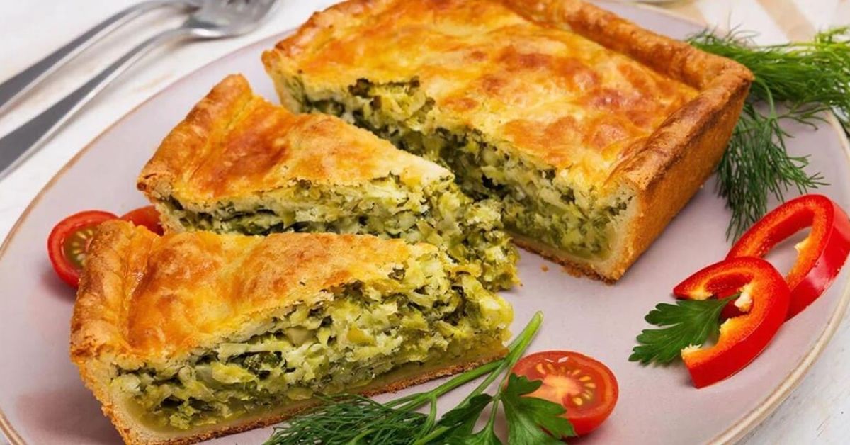 Този сочен пай със зеле излита от масата за три секунди: вкусен за вечеря Апетитен солен пай със зеленчуков пълнеж, нарязан и гарниран със свежи домати и чушки.