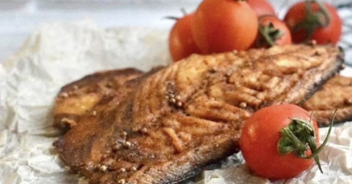 Вкусна печена скумрия: проста рецепта за ароматна риба Апетитно филе от риба с подправки и свежи чери домати върху пергаментова хартия.