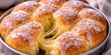 Разбийте оцет и мляко – забравена рецепта от 60-те години: Вкусна погача, която винаги се получава пухкава 1