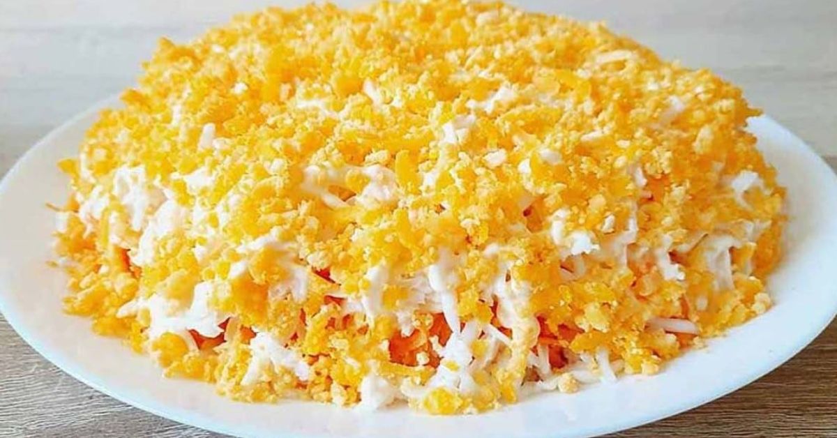 Салата „Оленка“, която изчезва първа от масата – нежна, лесна и безотказна Вкусна пластова салата с настъргани яйца, моркови и жълтък отгоре.