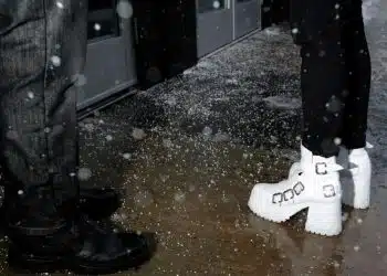 Какво да сложите в обувките вечер, за да премахнете неприятната миризма трайно 6