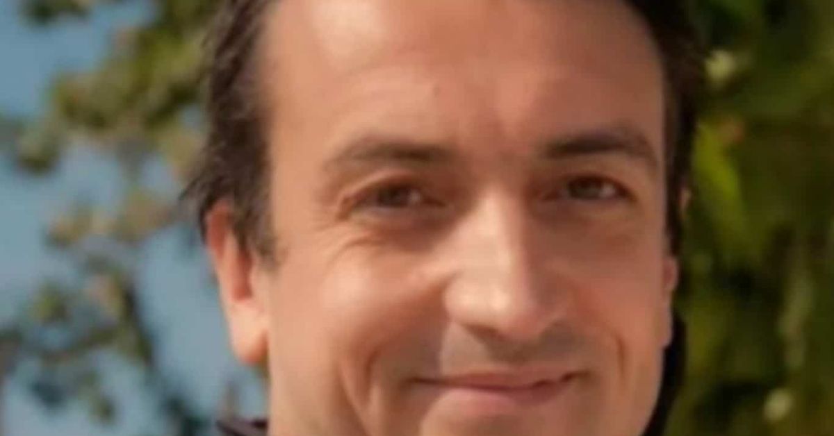 Какво иззеха от къщата на Ивайло Калушев в с. Българи? – Документи, рисунки, лаптопи, камери.. Едър план на усмихнат мъж с тъмна коса и кафяви очи на фона на зеленина.