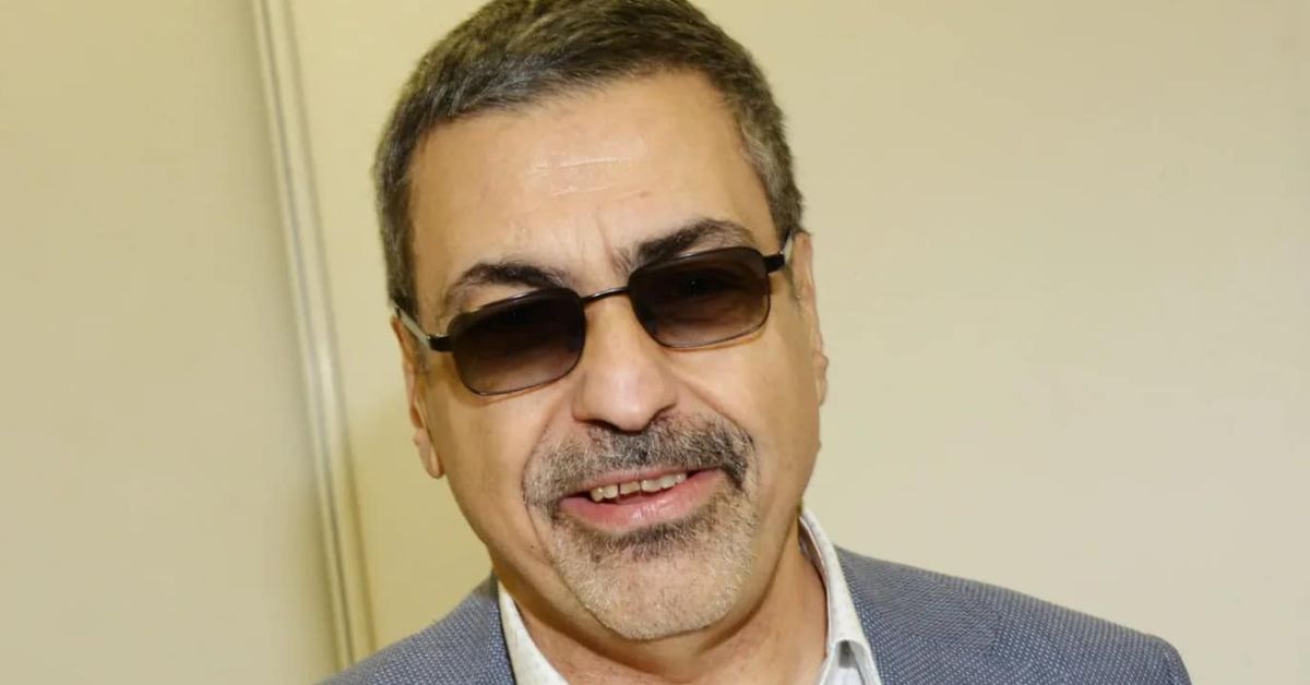 Павел Глоба обяви най-големите губещи на Годината на Червения кон – проверете списъка си Мъж със слънчеви очила, сива коса и брада, усмихнат в светло сако.