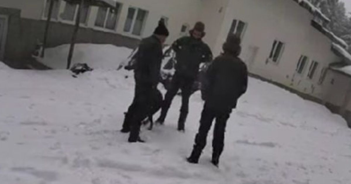 Какво се знае за мъжете с АТВ-та по случая „Петрохан“ Трима мъже в снега пред заснежена сграда през зимата.