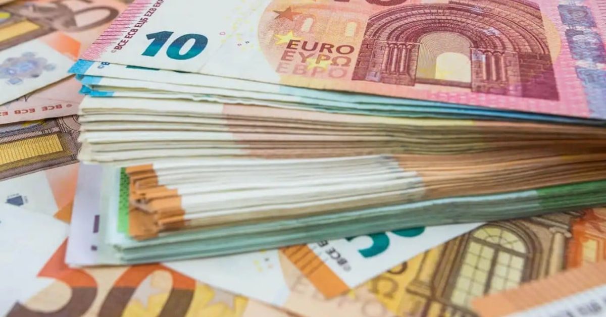 Как изглеждат фалшивите евро и по какво се различават Купчина от 10 евро банкноти, заобиколена от други евро.