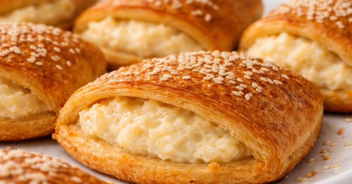 Мини сочници без захар – леки, балансирани и подходящи за всяко хранене Апетитни златисти печива с кремав пълнеж и поръсени със сусам.