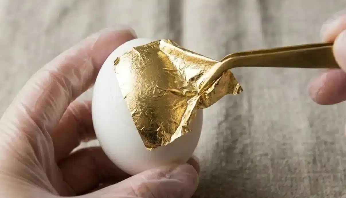 Космически мрамор или злато? Два начина за боядисване на яйца с фолио, които ще впечатлят всички 6