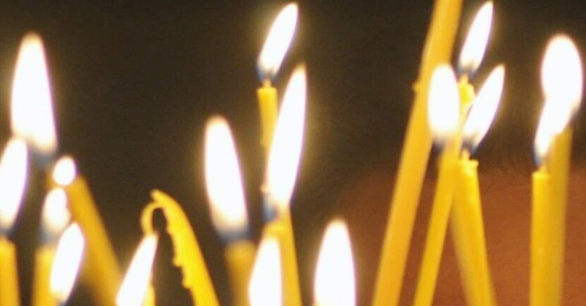 Имен ден на 18 април: кои са празнуващите на Светла събота Множество запалени жълти свещи с ярки пламъци на тъмен фон