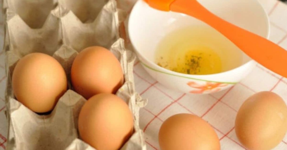 Италиански трик за блясък на великденските яйца: забравете олиото Кафяви яйца в кора, счупено яйце с подправки в купа и оранжева четка.