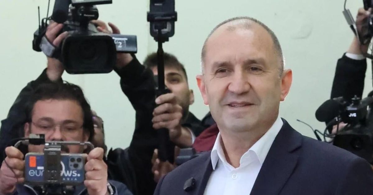 Радев обяви дългосрочно бъдеще за Мини „Марица-изток“ и ТЕЦ „Марица Изток 2“ Усмихващ се мъж в костюм, сниман от множество журналистически камери.
