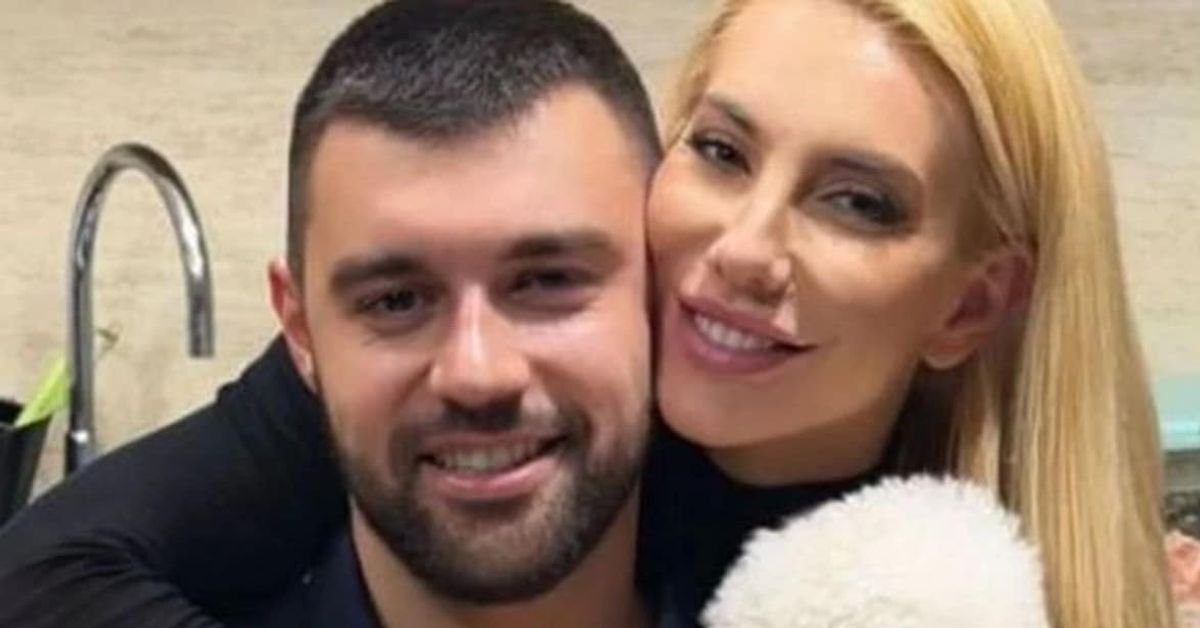 Любовната приказка приключи: нова двойка от „Ергенът“ се раздели Усмихната двойка: мъж с брада и руса жена, прегърнати