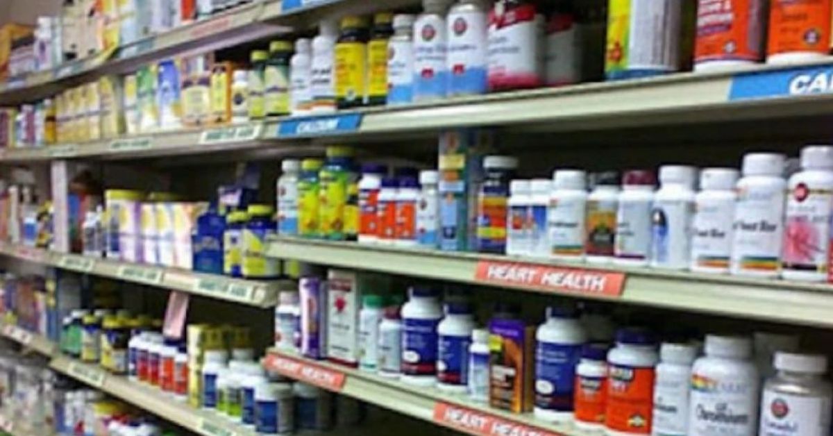 Младо момиче почина след прием на хранителна добавка Рафтове с бутилки хранителни добавки и витамини в аптека или магазин за здраве.