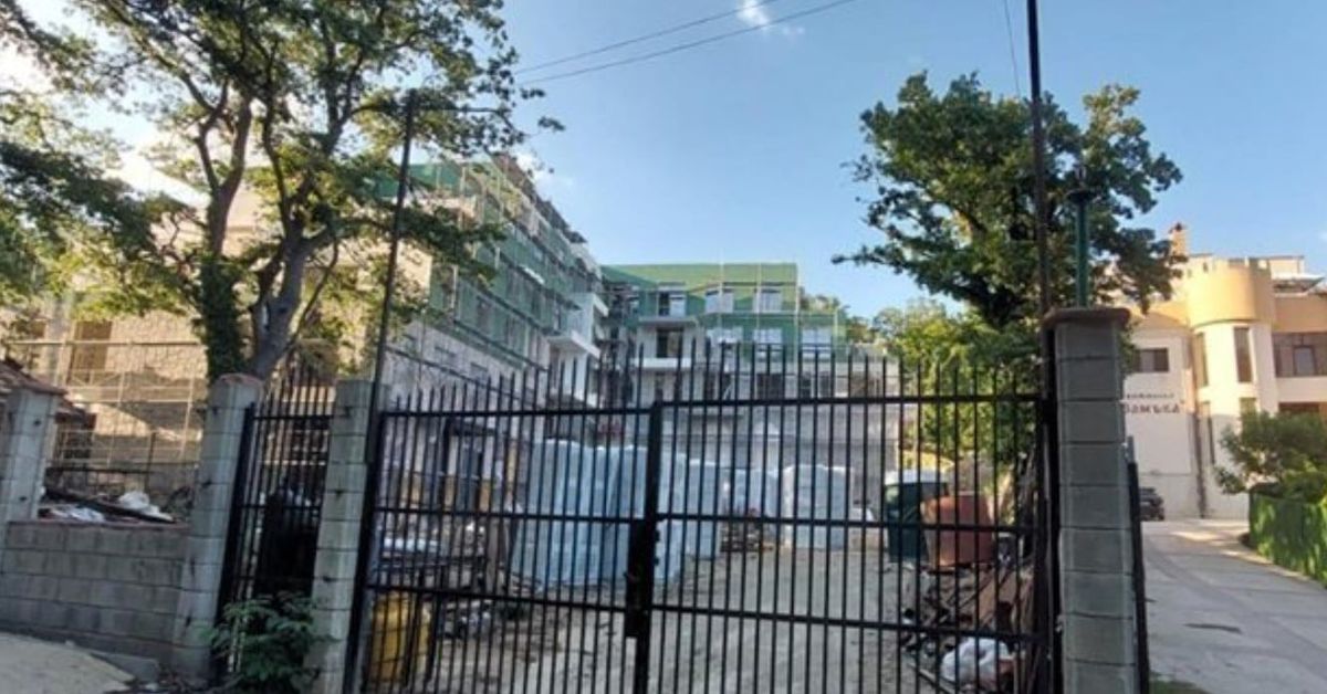 Имотите в „незаконния град“ край Варна вече са изкупени Строителна площадка с незавършени сгради зад ограда и съседна вила.