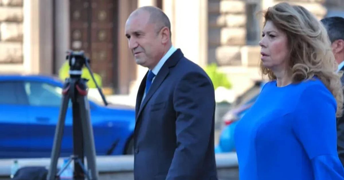 Радев и ПБ загърбват Йотова за президентския вот? Готви се ново име? Румен Радев и Десислава Радева вървят, облечени в елегантни сини дрехи.