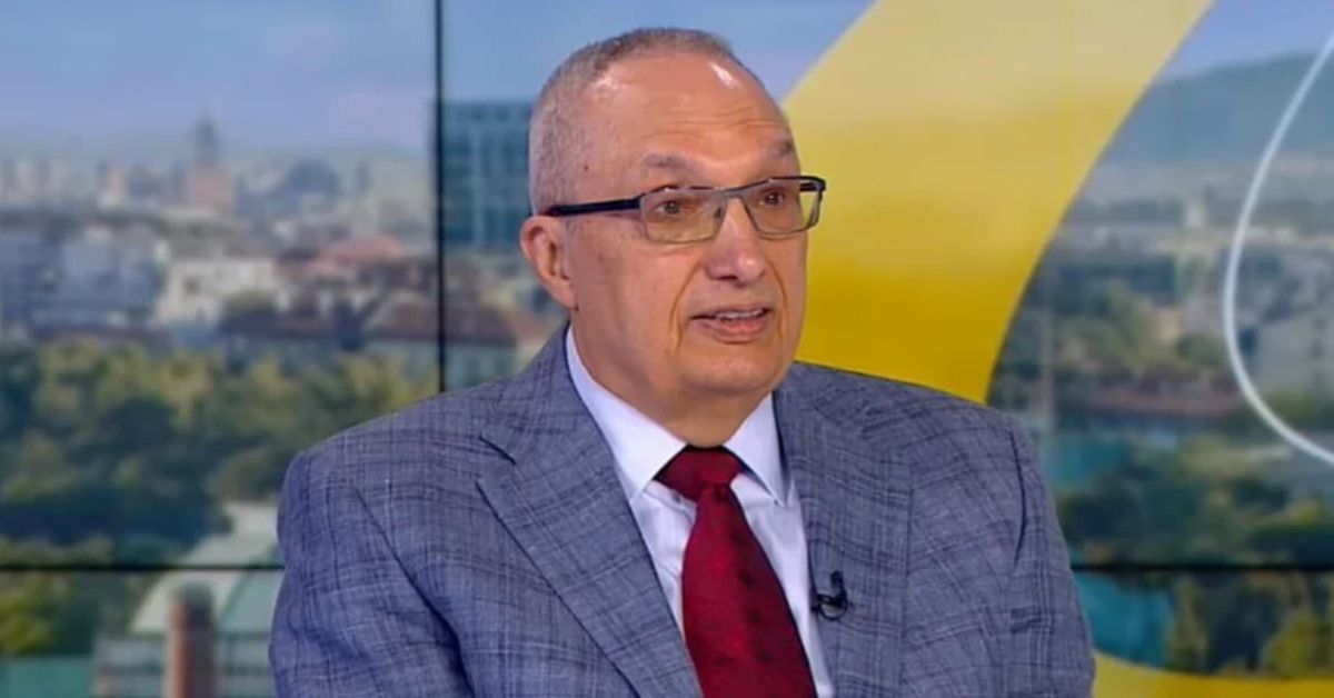 Андрей Гюров е моят избор за президент, заяви Иван Костов Мъж с очила и червена вратовръзка дава интервю пред размазан градски фон.