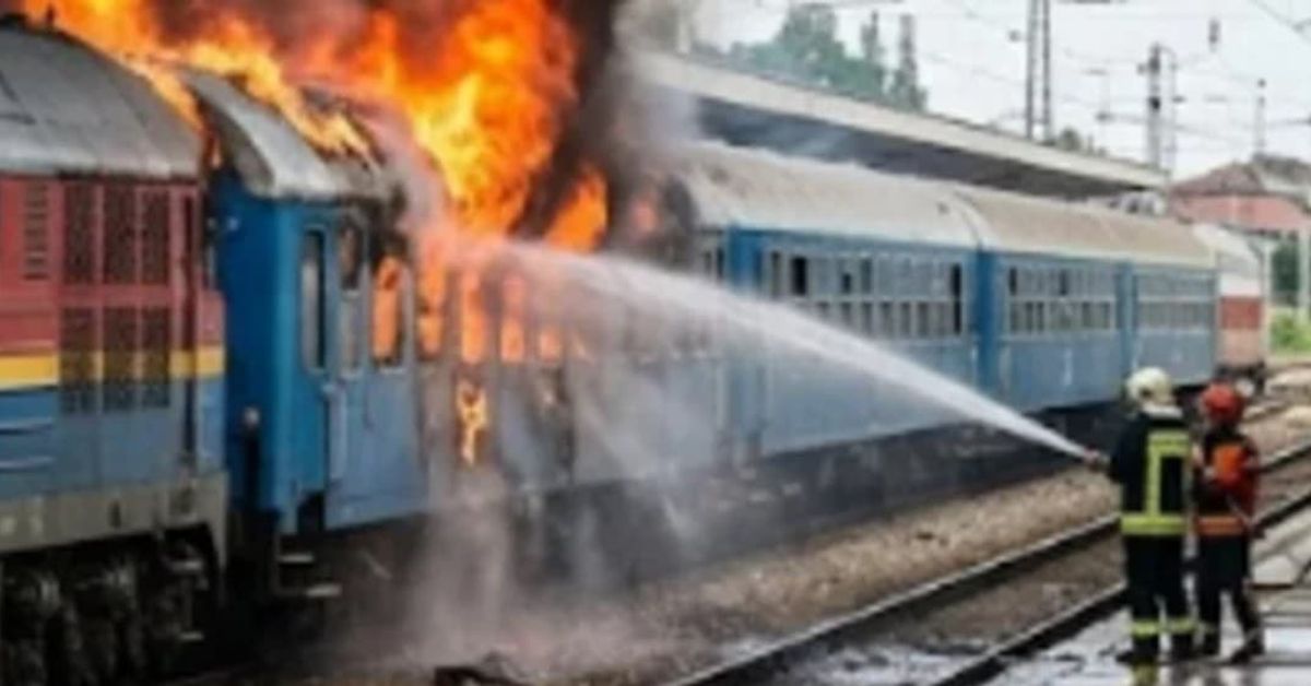 Пожар избухна във влак за Бургас Пожарникари гасят горящ влак на железопътна гара