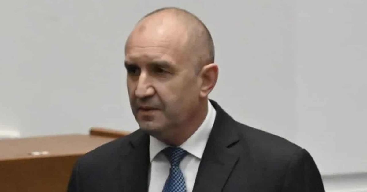Предупреждение от Радев за отношенията с Европейската комисия Българският президент Румен Радев в официален костюм и синя вратовръзка.
