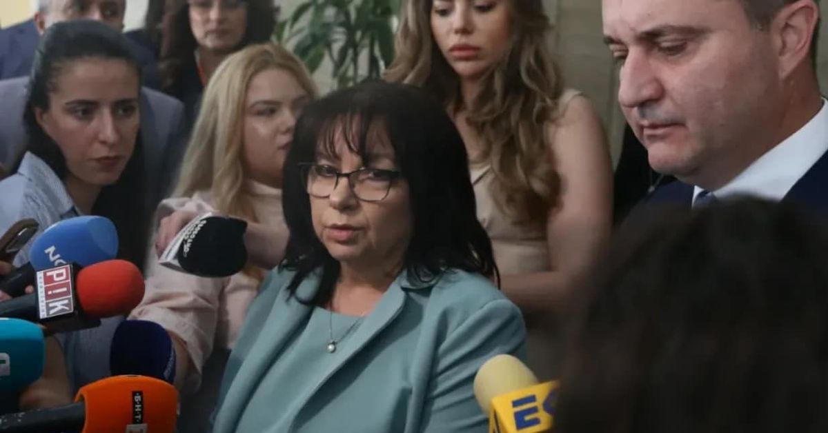 Петкова контрира Радев по темата за бюджетния дефицит Жена с очила и сако говори пред множество микрофони на пресконференция.
