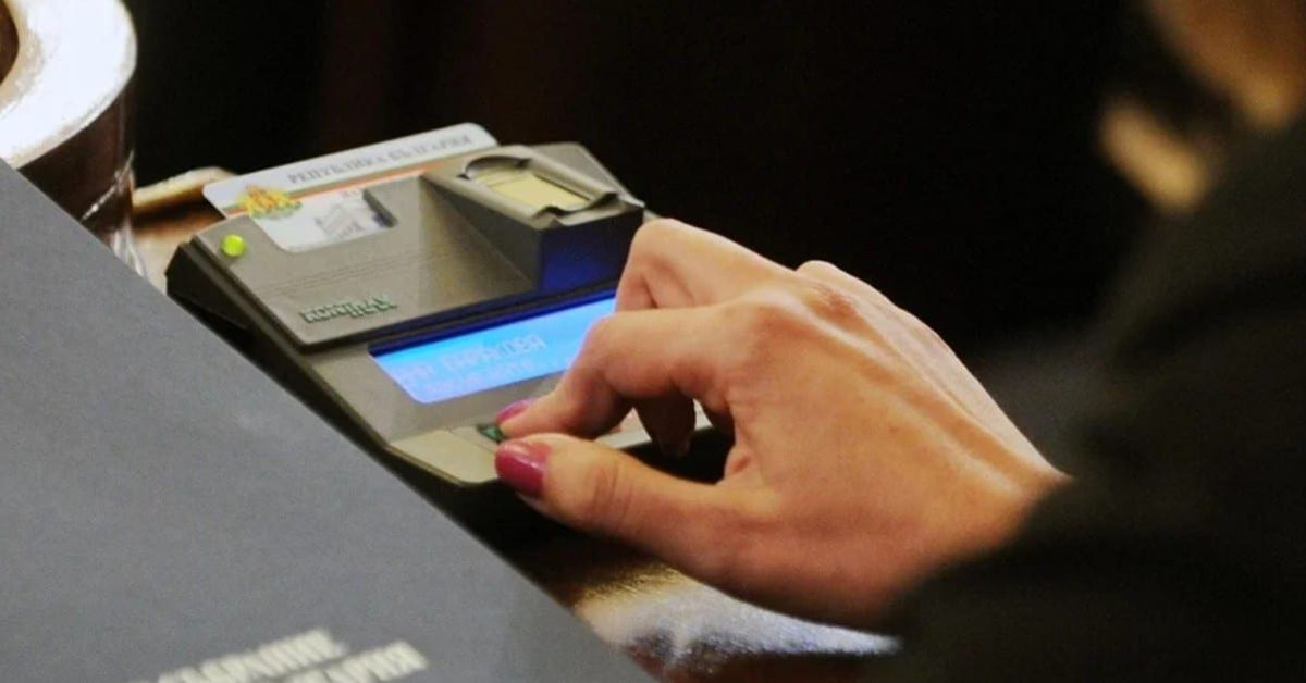 Парламентът прие на първо четене увеличение на минималната пенсия Жена използва машина за гласуване с лична карта и пръстов отпечатък.