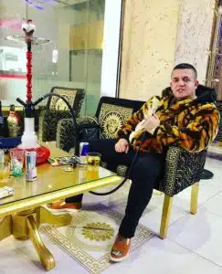 Наричат го Шенки Версаче: Има над 400 чифта маратонки, 5 килограма бижута и дом като от моден дворец 2 Наричат го Шенки Версаче: Има над 400 чифта маратонки, 5 килограма бижута и дом като от моден дворец 2