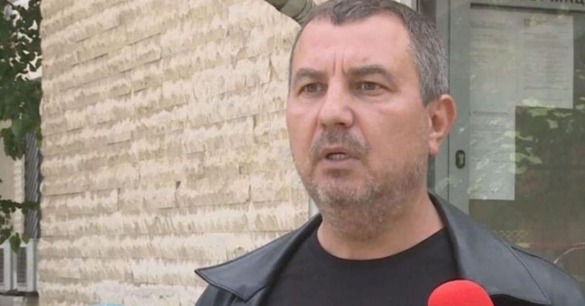 Бащата на Ивана, която загуби живота си след падане от 5-ия етаж: Срам ме е, че съм българин. Ще се откажа от гражданство! Мъж с брада и кожено яке дава интервю пред каменна стена.