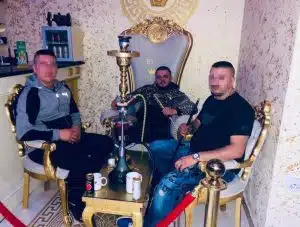 Наричат го Шенки Версаче: Има над 400 чифта маратонки, 5 килограма бижута и дом като от моден дворец 3 Наричат го Шенки Версаче: Има над 400 чифта маратонки, 5 килограма бижута и дом като от моден дворец 3