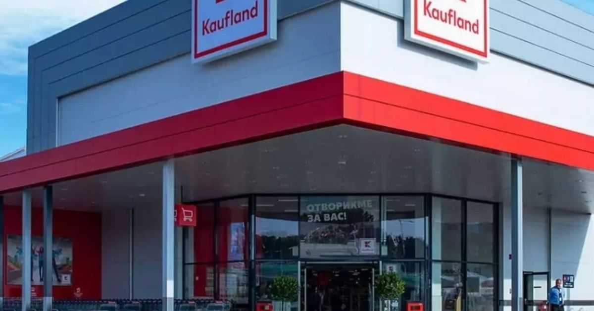 Комисията за защита на конкуренцията започна проверка срещу „Кауфланд“ и „Т-маркет“ Екстериор на модерен супермаркет Кауфланд с червена фасада и надпис "ОТВОРЯМЕ ЗА ВАС!".