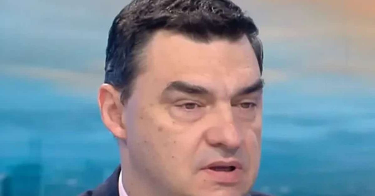 Владо Николов: Повече ясли могат да променят правилата за майчинството Мъж със сериозен поглед и тъмна коса, облечен в сако, на син фон.