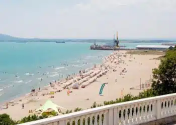 Само 60 цента за чадър и шезлонг: български плаж се превърна в хит 2