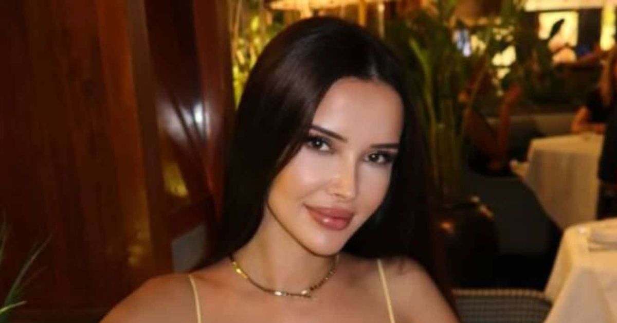 Яна е смятана за най-високоплатената любовница в света: Богатият шейх ѝ дава по 5000 евро на ден, ето какво прави тя в замяна Усмихната жена с дълга тъмна коса и колие на вечеря в ресторант.